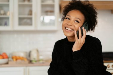 Tasarımcı müşterileri telefonla arar. Bir öğrenci arkadaşlarını arar. Serbest çalışan kişi iletişim uygulaması kullanır.