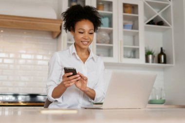 Ev sahibesi internette sörf yapıyor. Öğrenci arkadaşlarıyla sohbet ediyor. Uygulamada internetten sipariş veren bir kadın var. Çevrimiçi dükkandan alışveriş.
