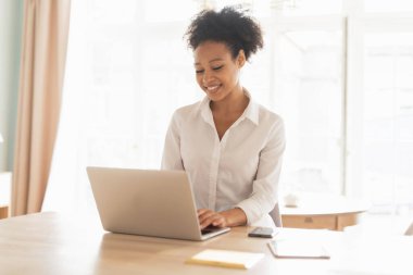 Öğrenci çevrimiçi eğitimi. İnternette sörf yapan bir kadın. Blogcu bir dizüstü bilgisayar üzerinde çalışıyor. Evdeki işyerinde. Serbest çalışan biri, müşterilerine sosyal ağda bir mesaj yazdırır.