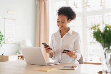 Öğrenci arkadaşlarıyla sohbet ediyor. Uygulamada internetten sipariş veren bir kadın var. İnternetten alışveriş yapıyor. Ev sahibesi internette sörf yapıyor..