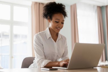 Evde online öğrenim gören bir öğrenci. İnternette sörf yapan bir kadın. Blogcu bir dizüstü bilgisayar üzerinde çalışıyor. Mutfaktaki işyerinde. Serbest çalışan biri, müşterilerine sosyal ağda bir mesaj yazdırır.