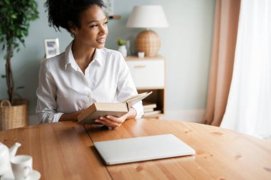 Öğrenci evde çalışıyor. Edebiyat kitabı okuyan bir serbest çalışanın portresi. Blogcu evde dinleniyor. Tasarımcı bilgi arıyor.