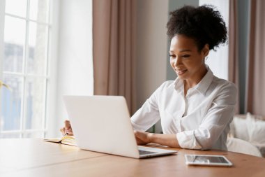Uygulamada internetten sipariş veren bir kadın var. Öğrenci arkadaşlarıyla sohbet ediyor. Alışveriş çevrimiçi mağazada elverişlidir. Ev sahibesi internette sörf yapmaktan mutlu..