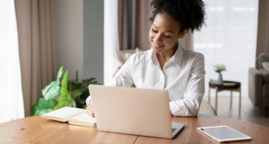 Öğrenci evde online öğreniyor. Konfor ve iş yeri. Serbest çalışan biri müşterilerine e-posta ile bir mesaj basar. Bir kadın blogcu dizüstü bilgisayar üzerinde çalışıyor. Tasarımcı internette bir tarayıcıda sörf yapıyor.