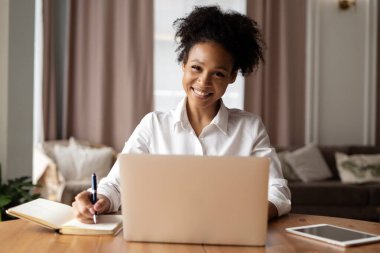 Evde serbest çalışan bir işçi. İnternetten alışveriş yapmak. Bir kız öğrenci evde online olarak okuyor..