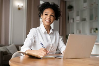 Blogcu bir dizüstü bilgisayar üzerinde çalışıyor. Tasarımcı internette bir tarayıcıda sörf yapıyor. Öğrenci evde online öğreniyor. Konfor ve iş yeri. Serbest çalışan, müşterilere e- posta ile bir mesaj yazdırır.