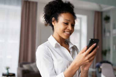 Ev sahibesi internette kayıt tutuyor. Bir öğrenci bilgi aramak için internette sörf yapıyor. Gülümseyen ve müşteriyi telefonla arayan bir kadının portresi. Evde internet üzerinden çalış..