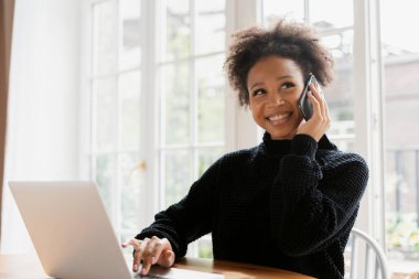 Ev sahibesi internette sörf yapmaktan mutlu. Uygulamada internetten sipariş veren bir kadın var. Öğrenci arkadaşlarıyla sohbet ediyor. Alışveriş online mağazada elverişlidir.