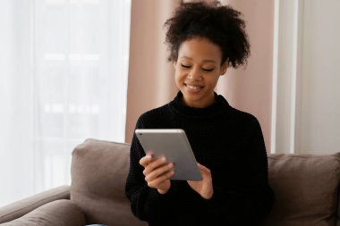 Öğrenci bir cihaz kullanıyor. Serbest portre çalışanı müşterilerine evdeki sosyal ağda bir mesaj basar. İnternette sörf yapan bir kadın. Blogcu bir tablet üzerinde çalışıyor.