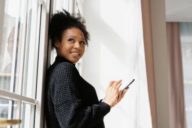 Öğrenci bir cihaz kullanıyor. Serbest çalışan biri müşterilerine sosyal ağda, iş yerinde bir mesaj basar. İnternette sörf yapan bir kadın. Blogcu telefonda çalışıyor..