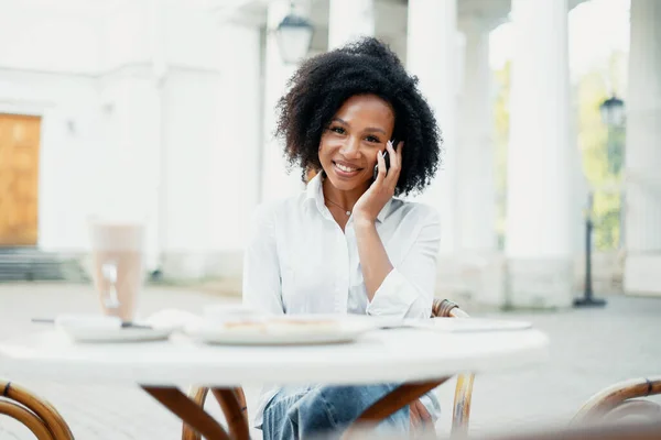 一个学生在讲电话 女经理微笑着非洲裔美国人的外表远程工作 — 图库照片