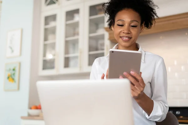 Serbest çalışan biri müşterilerine e-posta ile bir mesaj basar. Blogcu bir tablet üzerinde çalışıyor. Tasarımcı internette bir tarayıcıda sörf yapıyor. Öğrenci evde online öğreniyor. Konfor ve iş yeri.