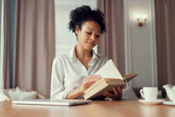 Una Mujer Hermosa Está Leyendo Libro Sonriendo Acogedor Tiempo Casa — Foto de Stock
