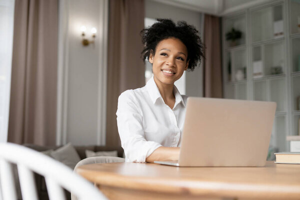 Фрилансер печатает сообщение клиентам по электронной почте. Блогер работает над ноутбуком. Заходите в интернет в браузере. Студенты учатся онлайн на дому. Комфорт и рабочее место.