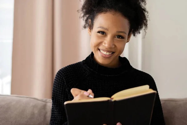 Retrato Una Mujer Milinal Feliz Leyendo Libro Casa Con Comodidad — Foto de Stock