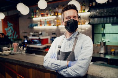 Erkek bir barista kahve yapar ve götürmek için kahve satar. Kâğıt bardak.