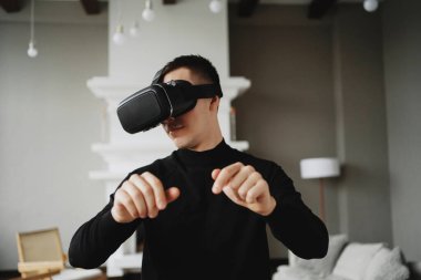 Kafasına siyah bir kask taktı. Ceketli bir adam...