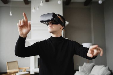 Bir VR programcısı evde sanal gerçeklik oyunu oynar. Şey yazmış...