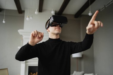 Bir programcı evde sanal gerçeklik oyunu oynar. Bir dümen yerleştirdi.