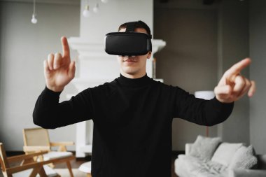 Bir programcı sanal gerçeklikte evde bir VR oyunu oynar. O koydu. 