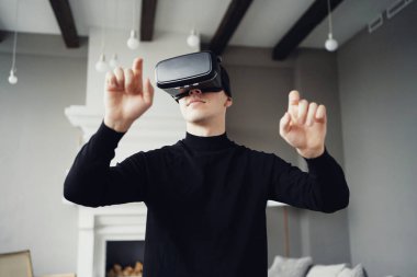 Bir programcı evde sanal gerçeklik oyunu oynar. Falan filan takıyordu.