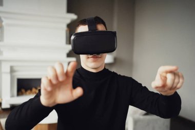 Siyah ceketli bir adam yeni bir meslek öğreniyor. bir program