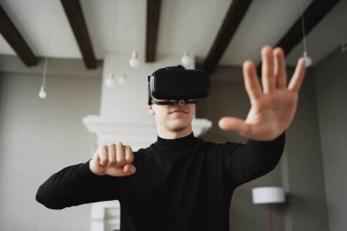 En sevdiğim hobi. Programcı B 'de kafasına sanal gerçeklik kaskı takıyor.