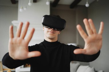 Siyah ceketli bir adam yeni bir meslek öğreniyor. bir program