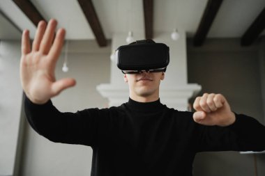 Bir oyuncu evde sanal gerçeklik oyunu oynuyor. favori hobiniz