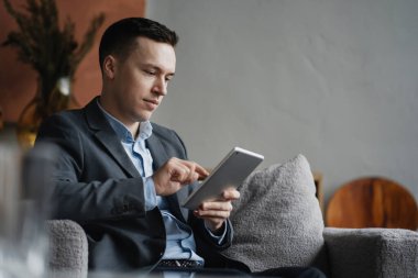 Modern tarz. Ofiste takım elbiseli bir adam oturuyor..