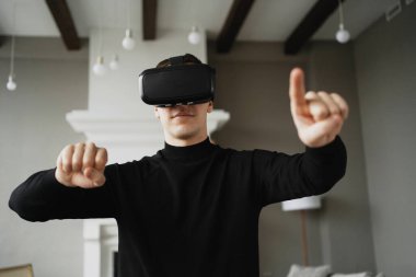 Bir oyuncu evde sanal gerçeklik oyunu oynuyor. favori hobiniz