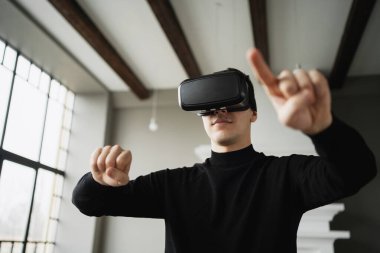 Evde sanal gerçeklik oynuyor. Kafama sanal gerçeklik kaskı taktım. bir m