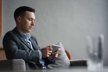 Yeni bir proje için ortaklarla iletişim kurar, finansal sektör