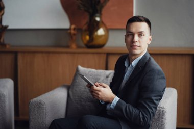 Bir tablet üzerinde çalışıyor, yeni bir mesajda bir mesaj basıyor. KomünikName