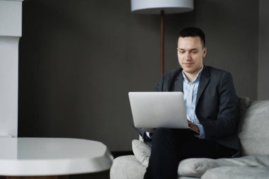 Ortaklarla sosyal ağ sohbeti. Finansör B 'deki bir adam.