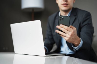 İş arkadaşlarınla telefondaki video bağlantısıyla iletişim kuruyor. a