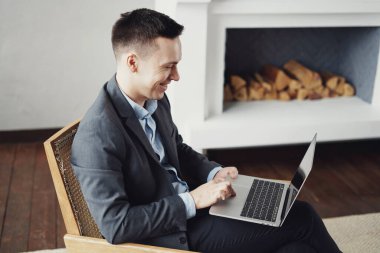 Takım elbiseli bir finansör modern bir ofiste oturuyor. Bir avukat.