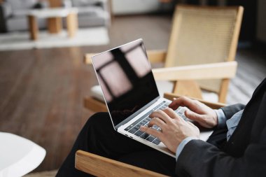 Erkek elleri bilgisayar laptopunun yanında. Anahtara bir ileti yaz