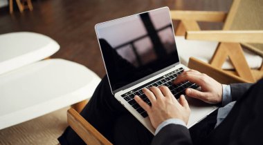 5G veri iletimi. Klavyeye bir mesaj basar. m kullanılıyor