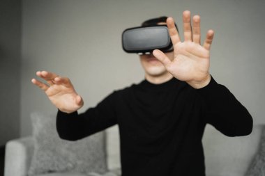 Siyah ceketli bir adam yeni bir meslek öğreniyor. Sanal çalar