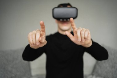 Bir programcı evde sanal gerçeklik oynar. VR kaskı taktım.