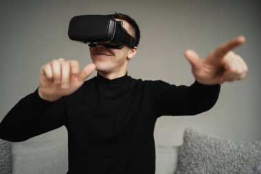 VR oyuncusu evde sanal gerçeklik oyunu oynuyor. favori hob