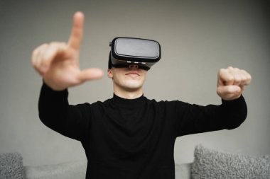 Programcı kafasına siyah bir video kaskı takıyor. Bir oyun