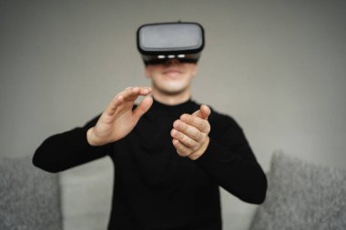 Bir VR programcısı evde sanal gerçeklik oyunu oynar. En sevdiğim.