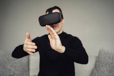 VR oyuncusu evde sanal gerçeklik oyunu oynuyor. favori hob