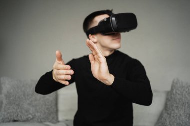 En sevdiğim hobi. Ceketli bir adam yeni bir meslek öğreniyor.. 