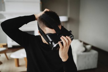 Kafasına siyah bir kask geçirir. Ceketli bir adam aptaldır.