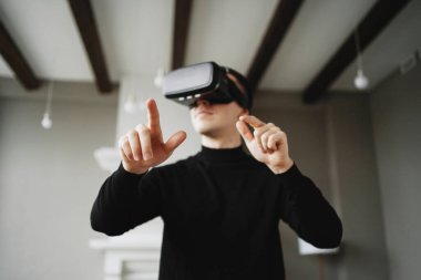 Bir VR programcısı evde sanal gerçeklik oyunu oynar. En sevdiğim.