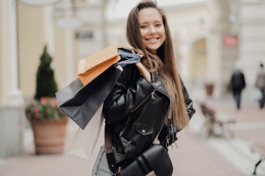 Kameraya poz veren güzel bir kadın. Beyaz ırk 