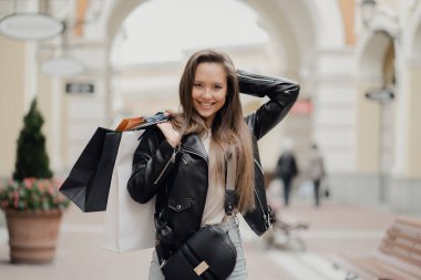 Güzel bir kadın kameraya poz veriyor. Kafkas görünümlü.